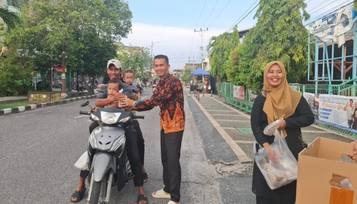 Ramadan Menyatukan Kenangan: Alumni 2000 SMA 3 Bengkalis Bagikan 300 Takjil dan 34 Paket Sembako