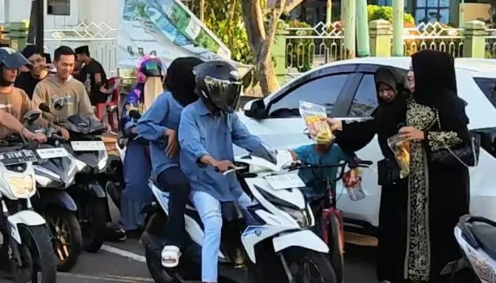 Menjemput Senyum Jelang Berbuka, PDJI Korwil Bengkalis Berbagi Takjil di Jalan Antara