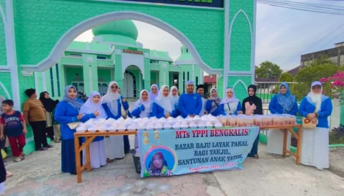 Sentuhan Ramadan ke-19: MTs YPPI Bengkalis Bagikan Takjil dari Hasil Bazar Siswa