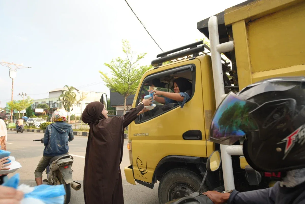 DWP Kuansing Bagikan 150 Takjil di Teluk Kuantan