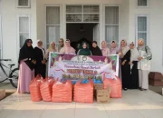 DWP Kuansing Bagikan 150 Takjil di Teluk Kuantan