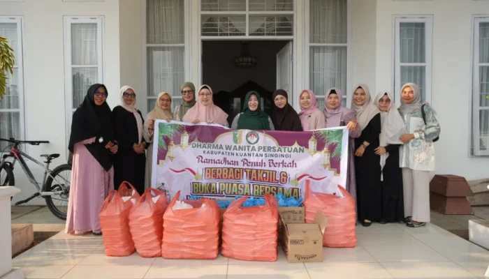 DWP Kuansing Bagikan 150 Takjil di Teluk Kuantan, Perkuat Kepedulian Sosial di Bulan Ramadan