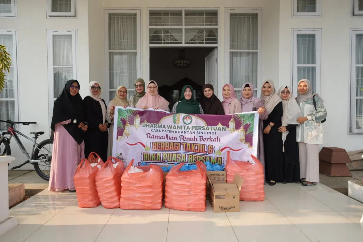 DWP Kuansing Bagikan 150 Takjil di Teluk Kuantan