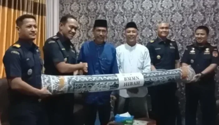 Bea Cukai Bengkalis Hibahkan 41 Rol Karpet untuk 2 Pesantren di Bantan