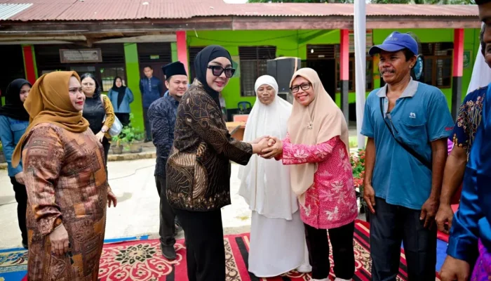 Bupati Bengkalis dan Dewi Juliani Salurkan 2.700 Paket Sembako dan Bantuan Pompanisasi untuk Masyarakat Pinggir