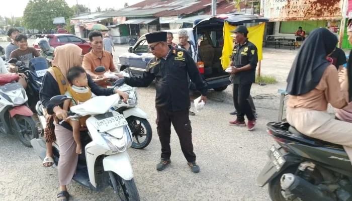 Senja Ramadan Bengkalis, PKN Bagikan 500 Takjil untuk Pengguna Jalan