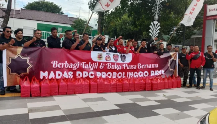 Di Tengah Laju Kota,Ormas Madas Probolinggo Tebar 1.500 Takjil bagi Pengendara Jelang Berbuka