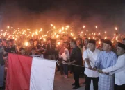 Walikota Pekanbaru, H Agung Nugroho melepas Takbir Akbar Jalan Kaki 1000 Obor yang dipusatkan di Masjid Paripurna Istiqomah Bom Lama Rumbai, Jalan Sembilang Ujung. (R45/YW)