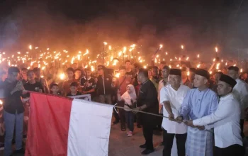 Walikota Pekanbaru, H Agung Nugroho melepas Takbir Akbar Jalan Kaki 1000 Obor yang dipusatkan di Masjid Paripurna Istiqomah Bom Lama Rumbai, Jalan Sembilang Ujung. (R45/YW)