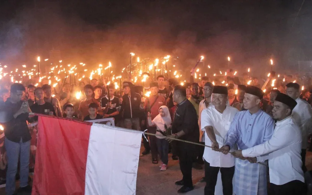 Walikota Pekanbaru, H Agung Nugroho melepas Takbir Akbar Jalan Kaki 1000 Obor yang dipusatkan di Masjid Paripurna Istiqomah Bom Lama Rumbai, Jalan Sembilang Ujung. (R45/YW)