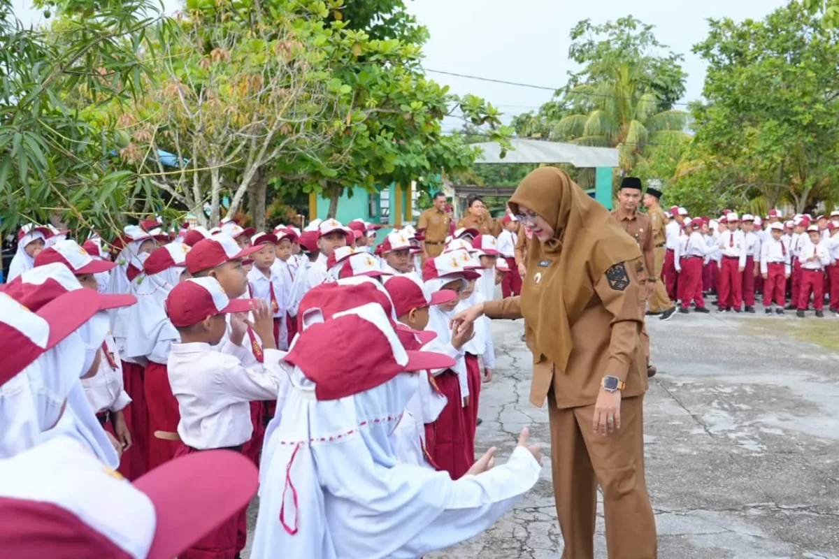 Kembali ke Sekolah Lama, Bupati Siak Tekankan Isu Karakter dan Kepedulian Lingkungan Siswa