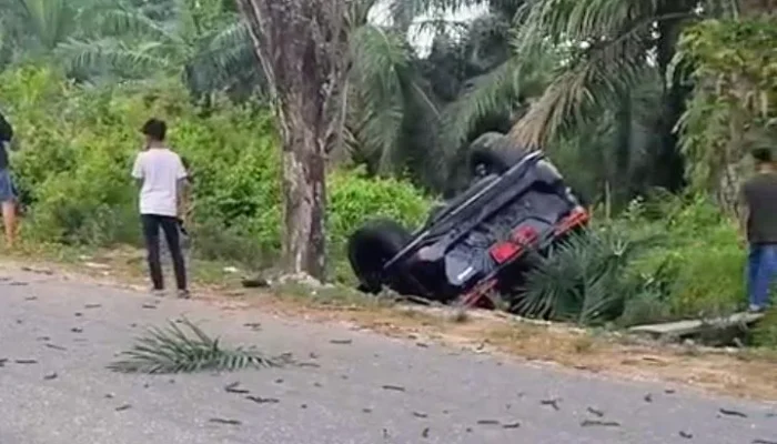 Sejenak Terlelap, Innova Seruduk Mobil Dinas Waka DPRD Bengkalis hingga Terbalik