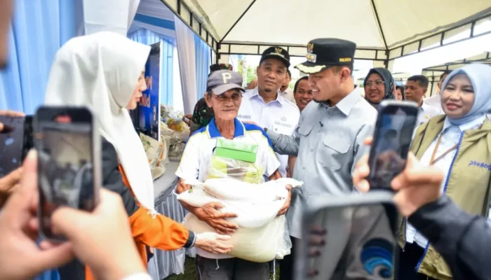 Bantuan Pangan Pekanbaru Disertai Cek Kesehatan Gratis untuk Warga
