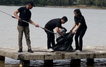 ARYADUTA Pekanbaru Bersihkan Danau Buatan
