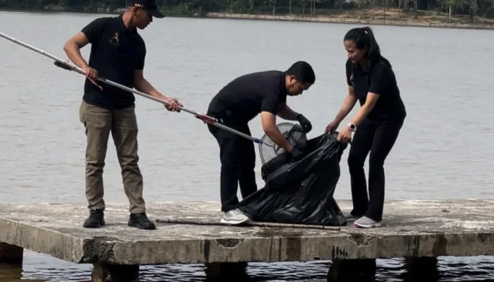 Peringati Earth Day 2026, ARYADUTA Pekanbaru Bersihkan Danau Buatan