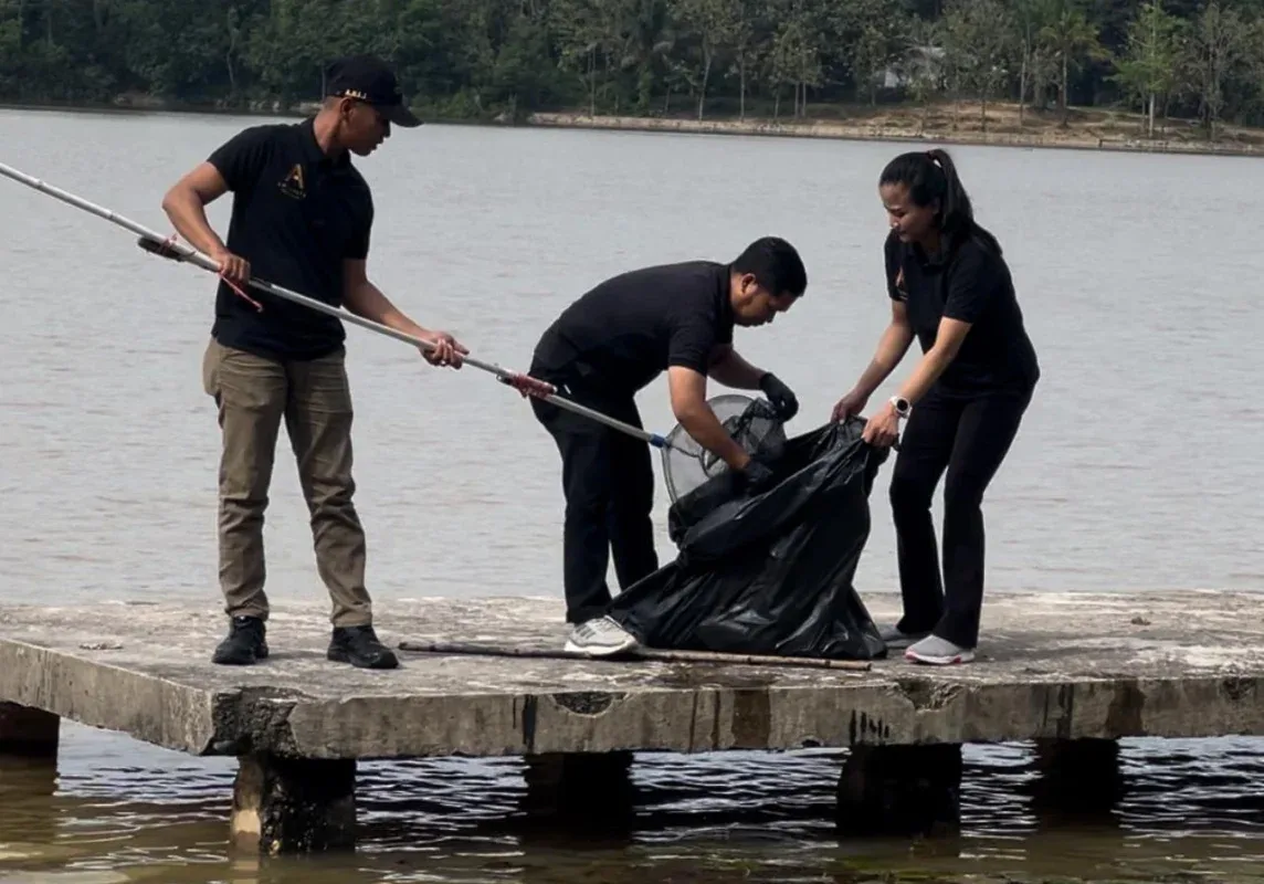 ARYADUTA Pekanbaru Bersihkan Danau Buatan