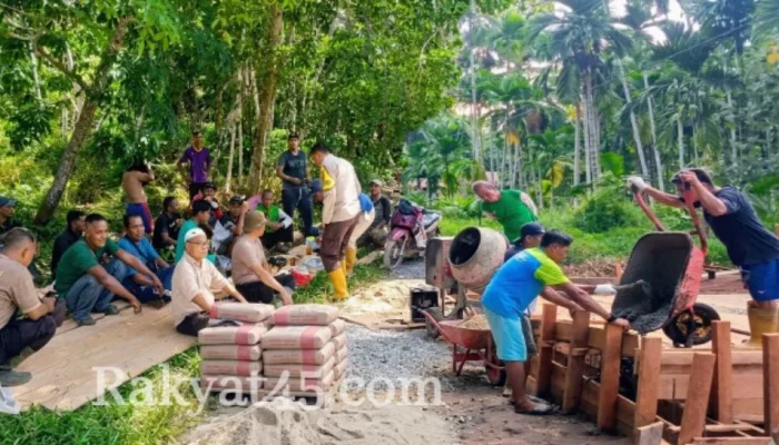 Polisi dan Warga Kembung Luar Bersinergi Cor Jembatan Merah Putih Bantuan Kapolda Riau