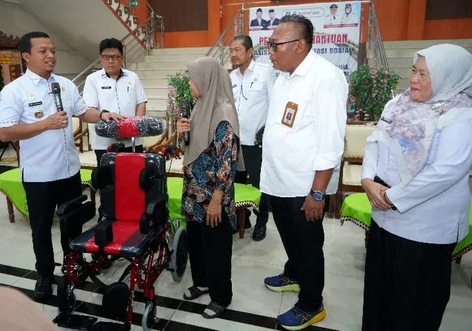 Bupati Pringsewu Salurkan Bantuan ATENSI Rp892 Juta untuk 441 Warga