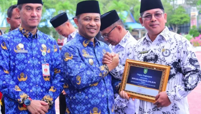 Apel Hardiknas, Wabup Bengkalis Serahkan Penghargaan kepada Insan Pendidikan Berprestasi