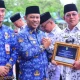Apel Hardiknas, Wabup Bengkalis Serahkan Penghargaan kepada Insan Pendidikan Berprestasi