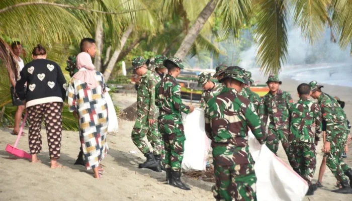 Satgas Pamtas RI–Malaysia dan Warga Kompak Bersihkan Pesisir Pantai Babo
