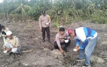 Kapolsek Rangsang Tanam Jagung Pipil, Dukung Swasembada Pangan Nasional