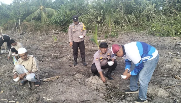 Kapolsek Rangsang Tanam Jagung Pipil, Dukung Swasembada Pangan Nasional