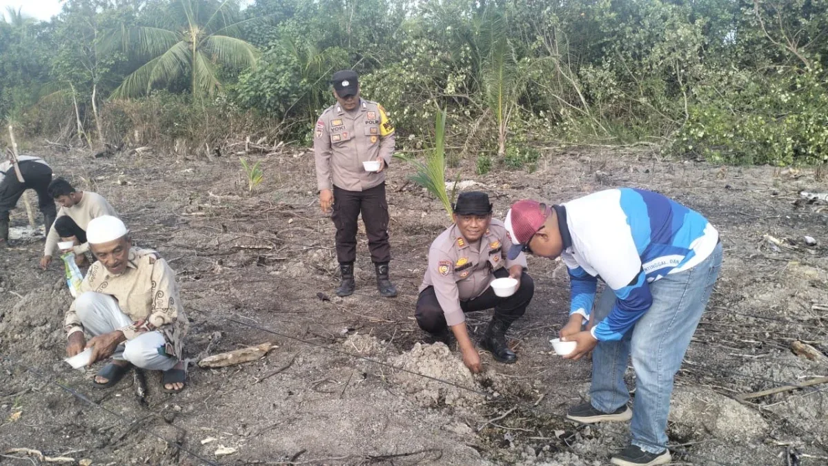Kapolsek Rangsang Tanam Jagung Pipil, Dukung Swasembada Pangan Nasional