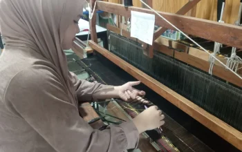 Kesabaran Ditanam Dalam Setiap Helai Benang untuk Menjaga Tenun Melayu