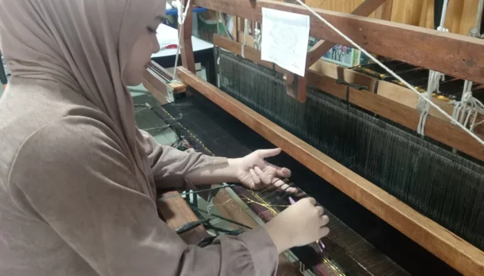 Kesabaran Ditanam Dalam Setiap Helai Benang untuk Menjaga Tenun Melayu Terus Bernafas