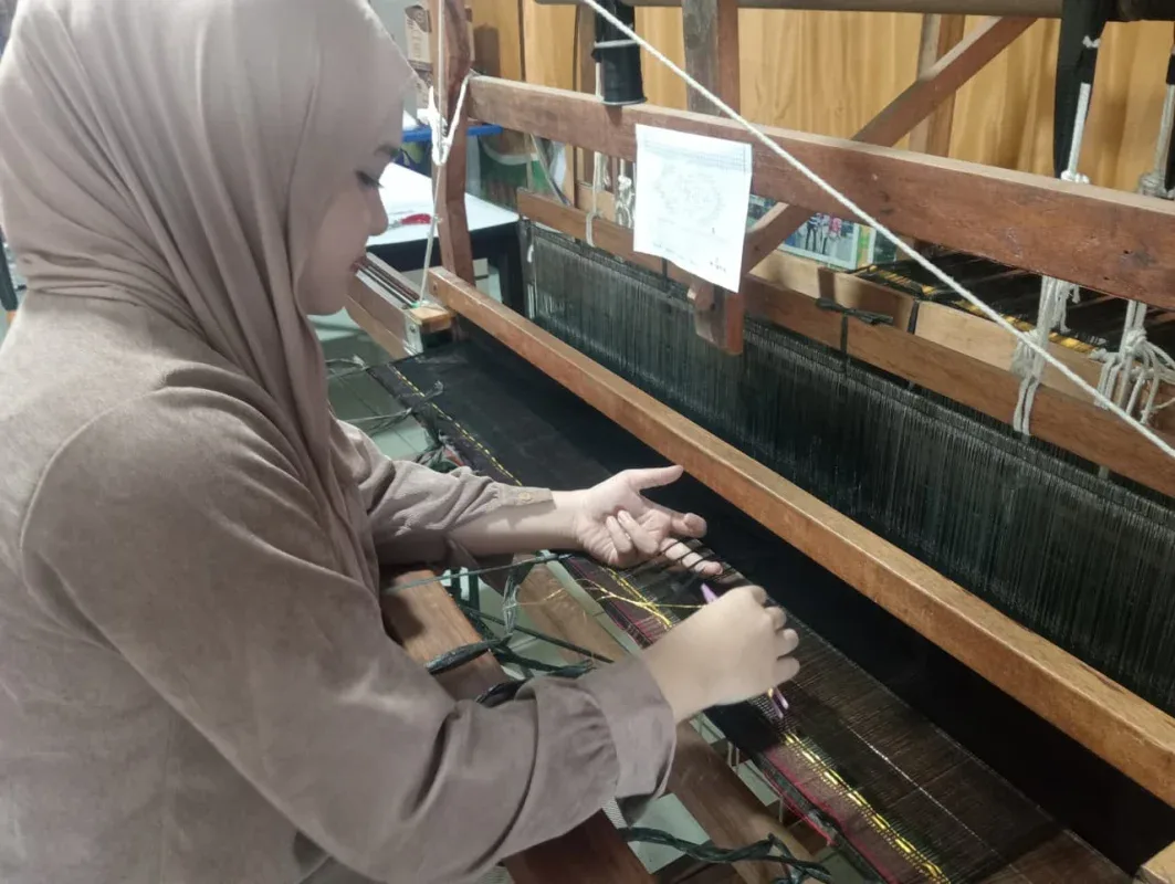 Kesabaran Ditanam Dalam Setiap Helai Benang untuk Menjaga Tenun Melayu