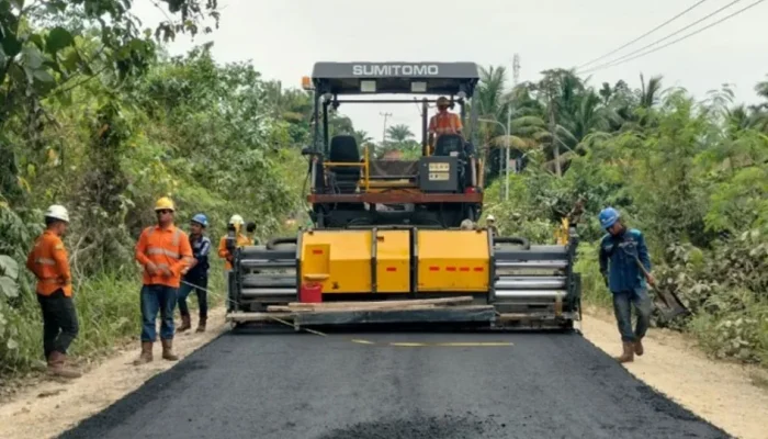 Pemko Pekanbaru Lanjutkan Pengaspalan Jalan Rusak di 15 Kecamatan