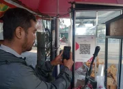 Di Bawah Lampu Simpang Rajawali, QRIS Mengubah Cara Orang Membeli Gorengan