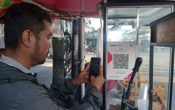Di Bawah Lampu Simpang Rajawali, QRIS Mengubah Cara Orang Membeli Gorengan