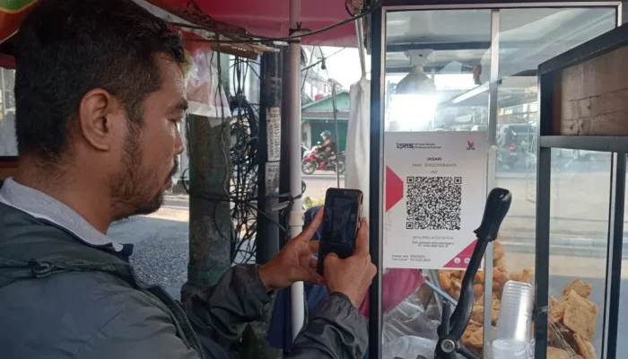 Di Bawah Lampu Simpang Rajawali, QRIS Mengubah Cara Orang Membeli Gorengan