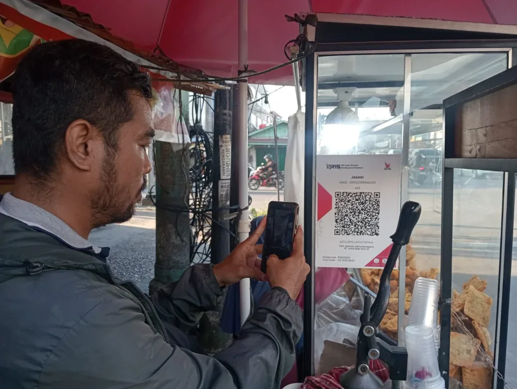Di Bawah Lampu Simpang Rajawali, QRIS Mengubah Cara Orang Membeli Gorengan