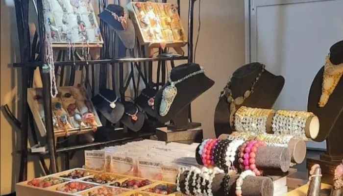 Dari Manik-Manik Kecil, Ade Merajut Mimpi Besar Mahacinta Jewelry