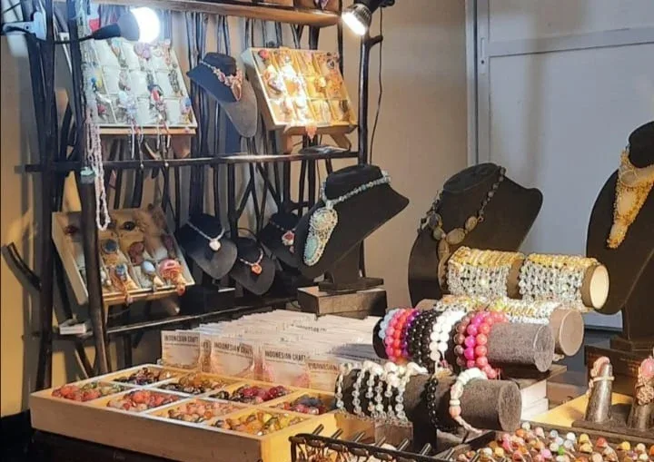 Dari Manik-Manik Kecil, Ade Merajut Mimpi Besar Mahacinta Jewelry