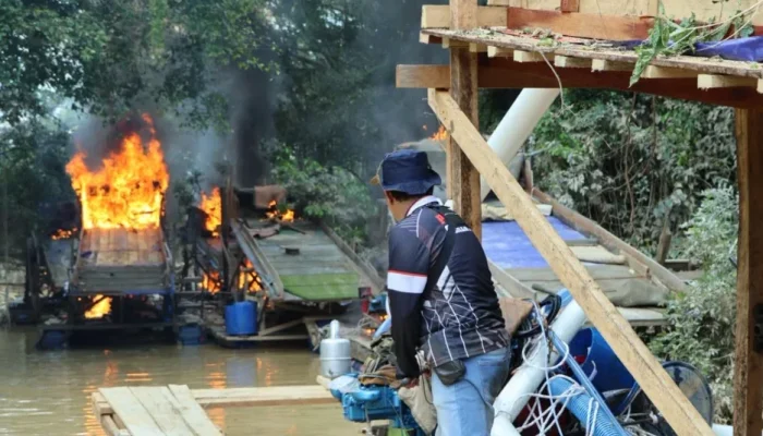 145 Rakit PETI di Sungai Kuantan Dimusnahkan, Aparat Turunkan 260 Personel