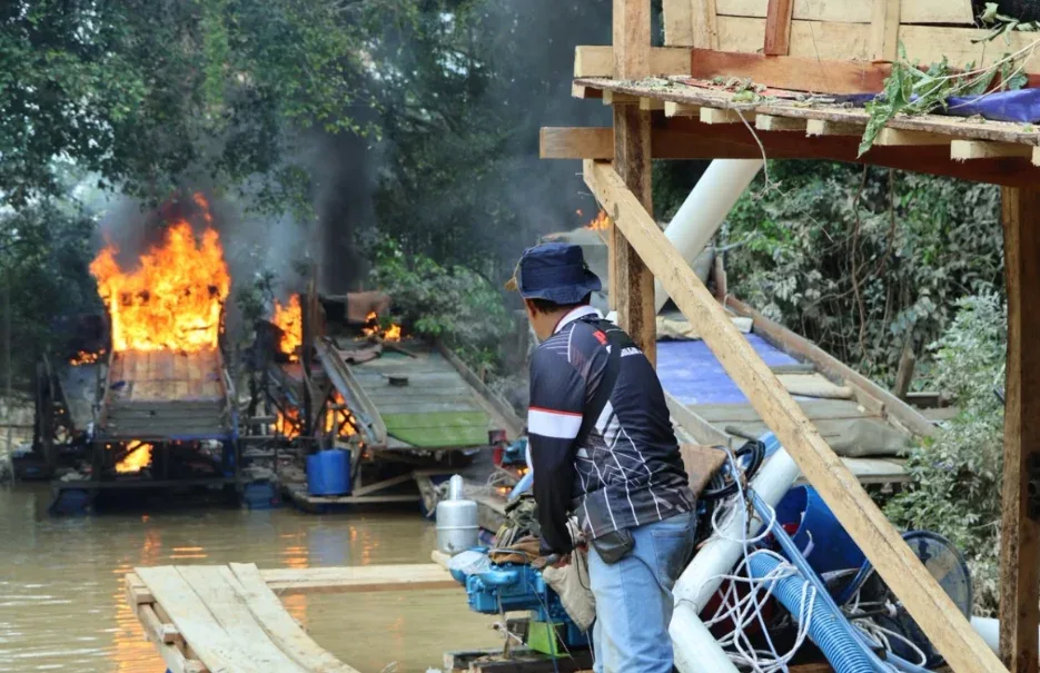 145 Rakit PETI di Kuansing Dimusnahkan Aparat