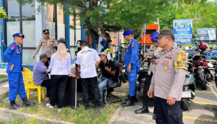 Klinik Terapung Polres Bengkalis Layani Warga Pesisir Air Putih, 20 Paket Sembako Dibagikan