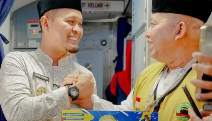 Agung Nugroho Sambut 225 Jemaah Haji Pekanbaru, Bagikan Talam Durian Khas Kota Bertuah