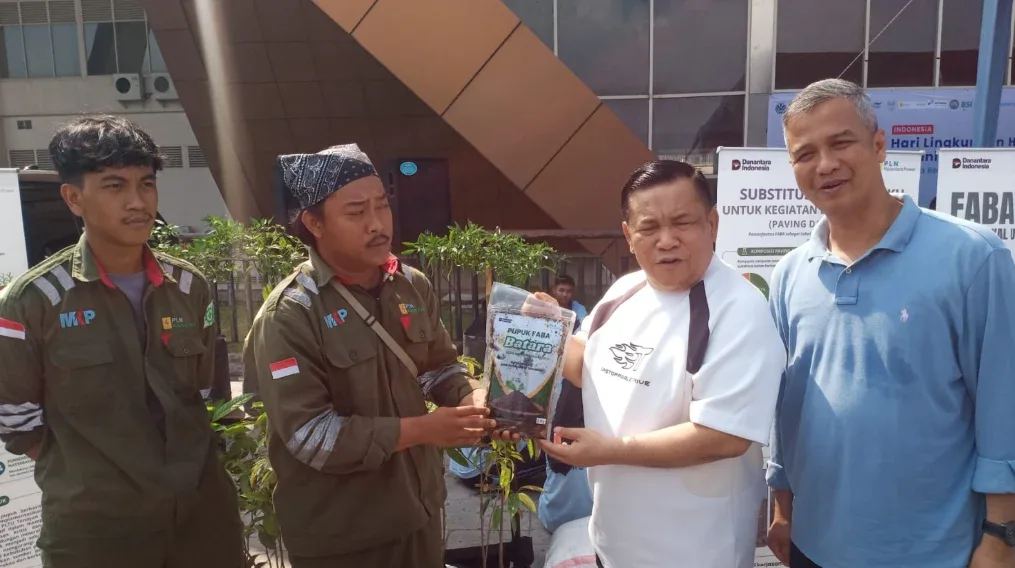 PLTU Tenayan Raya Ubah Limbah Batu Bara Jadi Paving Block