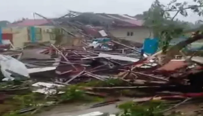Puting Beliung Terjang SMPN 1 Bandar Laksamana, Atap Sekolah Lenyap dalam Hitungan Menit