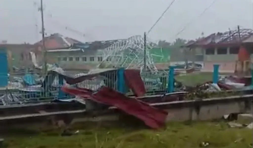 Puting Beliung Hancurkan SMPN 1 Bandar Laksamana, Ujian Siswa Terancam Terganggu