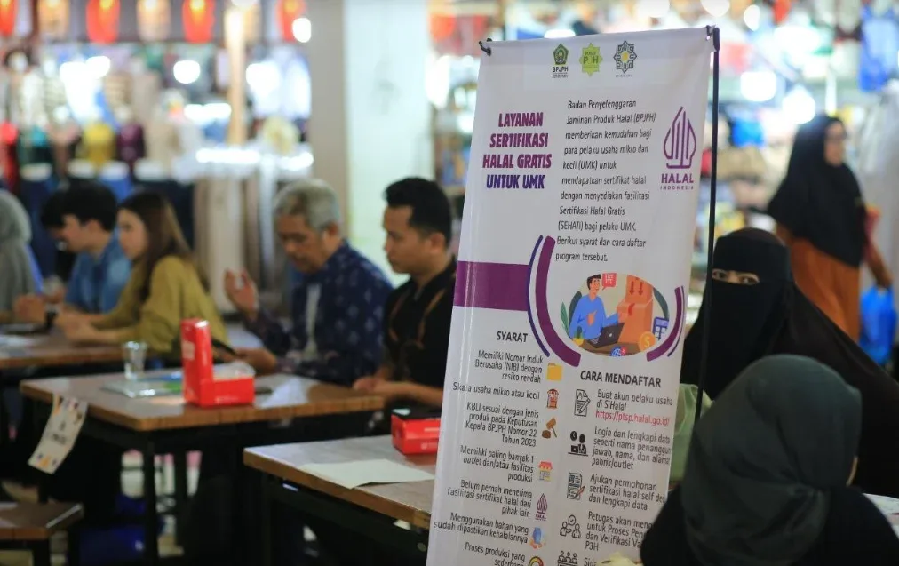 Kategori: Bisnis Kata Kunci Utama: Sertifikasi Halal Judul (Headline): Jelang Wajib Halal Oktober 2026, Ratusan UMKM Bengkalis Didorong Segera Urus Sertifikasi Halal Judul SEO: UMKM Bengkalis Didorong Urus Sertifikasi Halal 2026 Slug: umkm-bengkalis-sertifikasi-halal-2026 Meta Deskripsi: BPJPH mengedukasi ratusan pelaku UMKM di Bengkalis terkait sertifikasi halal menjelang penerapan Wajib Halal Oktober 2026. Isi Artikel: Rakyat45.com, Bengkalis – Ratusan pelaku Usaha Mikro, Kecil, dan Menengah (UMKM) di Kabupaten Bengkalis mendapatkan sosialisasi terkait sertifikasi halal menjelang penerapan kebijakan Wajib Halal Oktober (WHO) 2026 yang akan berlaku mulai 18 Oktober 2026. Kegiatan yang digelar oleh Badan Penyelenggara Jaminan Produk Halal tersebut menyasar pedagang Pasar Terubuk, pedagang kaki lima, serta pelaku usaha di sejumlah titik strategis di Kabupaten Bengkalis. Program Wajib Halal Oktober 2026 merupakan implementasi dari Undang-Undang Nomor 33 Tahun 2014 dan Peraturan Pemerintah Nomor 42 Tahun 2024 yang mengatur kewajiban sertifikasi halal bagi produk tertentu yang beredar di Indonesia. Pengawas BPJPH Kabupaten Bengkalis, Hafizha Mawaddah, mengatakan sosialisasi tersebut merupakan bagian dari gerakan nasional yang dilaksanakan secara serentak di ribuan lokasi di seluruh Indonesia. "Di Riau sosialisasi dilaksanakan di 38 titik. Sedangkan di Bengkalis, kegiatan ini menyasar masyarakat dan pelaku usaha pada tiga lokasi strategis, yakni pedagang lapangan Pasir Andam Dewi, Pasar Terubuk, dan Pelabuhan Roro Bengkalis," jelasnya, Sabtu (6/6/2026). Menurut Hafizha, sertifikasi halal tidak hanya menjadi kewajiban regulasi, tetapi juga memberikan manfaat ekonomi bagi pelaku usaha. Produk yang telah bersertifikat halal dinilai memiliki daya saing lebih tinggi karena mampu meningkatkan kepercayaan konsumen. Dalam pelaksanaannya, BPJPH menggandeng berbagai pihak, termasuk perwakilan LP3H Mathlaul Anwar serta para Pendamping Proses Produk Halal (P3H) untuk memberikan edukasi kepada masyarakat dan pelaku usaha. "Pada intinya, ini bertujuan agar para pelaku usaha tidak hanya memahami kewajiban hukum yang akan berlaku, tetapi juga melihat sertifikasi halal sebagai nilai tambah yang mampu meningkatkan kepercayaan konsumen terhadap produk yang dipasarkan," sebutnya kepada Rakyat45.com, Sabtu (6/6/2026). Pemerintah menilai kewajiban sertifikasi halal merupakan bentuk perlindungan kepada masyarakat dalam memastikan produk yang dikonsumsi atau digunakan telah memenuhi standar kehalalan yang ditetapkan. Selain memberikan kepastian, keamanan, dan kenyamanan bagi konsumen, kebijakan tersebut juga diharapkan dapat mendorong pengembangan usaha serta memperluas peluang pasar bagi pelaku UMKM di daerah. Melalui sosialisasi yang terus digencarkan menjelang Oktober 2026, BPJPH berharap semakin banyak pelaku usaha yang segera mengurus sertifikasi halal sehingga siap menghadapi implementasi penuh kebijakan Wajib Halal Oktober 2026.*** Tag: Sertifikasi Halal, BPJPH, UMKM Bengkalis, Wajib Halal Oktober 2026, Produk Halal Indonesia
