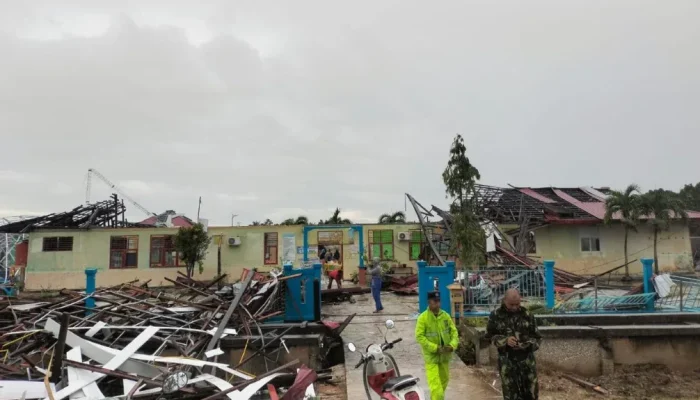 Puting Beliung Rusak Sekolah dan Rumah Warga di Bengkalis, Polisi Amankan Lokasi