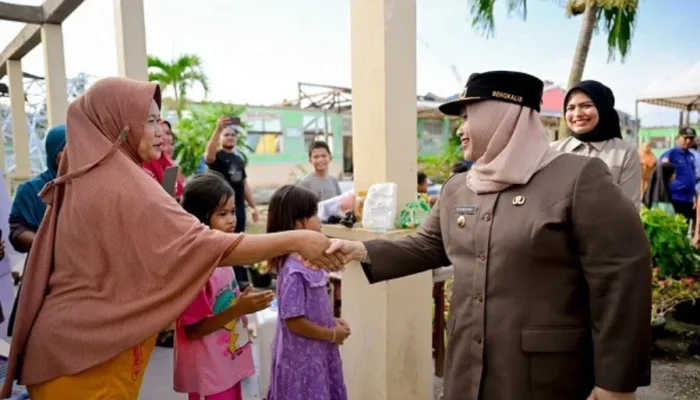 Bupati Kasmarni Tinjau Lokasi Puting Beliung di Bandar Laksamana, Serahkan Bantuan Korban
