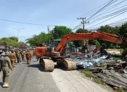 Satpol PP Pekanbaru Bongkar Lebih dari 90 Lapak PKL di Jalan HR Subrantas