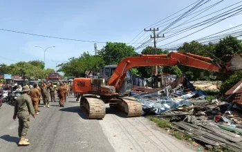 Satpol PP Pekanbaru Bongkar Lebih dari 90 Lapak PKL di Jalan HR Subrantas